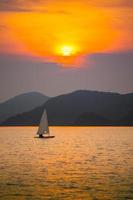 Segelboot und Sonnenuntergang foto