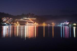 bunte Dorflichtreflexion auf Wasser foto