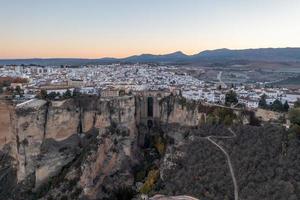 felsig Landschaft von Ronda Stadt mit puente nuevo Brücke und Gebäude, Andalusien, Spanien foto