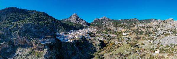 Antenne Aussicht von das Weiß Spanisch Stadt von Grazalema im Spanien. foto