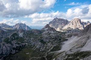 schön sonnig Tag im Dolomiten Berge. Aussicht auf tre cime di lavaredo - - drei berühmt Berg Spitzen Das ähneln Schornsteine. foto