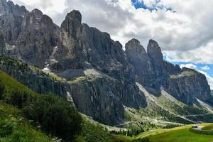 Farben von das Dolomiten im das Spaß Aussicht von das Senke im Süd- Tirol, Italien. Grün Gras, Berge und Blau Himmel. Sommer. foto