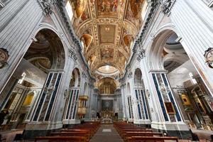 Neapel, Italien - - aug 20, 2021, majestätisch Gewölbe von das Basilika von Santa Maria degli angeli im Pizzofalke im Neapel, Italien foto
