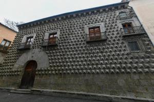 casa de los Picos mit es ist Fassade bedeckt durch Granit Blöcke geschnitzt in Rautenformen im Segovia, Spanien. foto