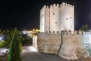 Calahorra Turm und römisch Brücke von Cordoba mit das Kathedrale - - Moschee im Hintergrund beim Nacht. Welt Erbe Stadt durch UNESCO im Andalusien, Spanien foto