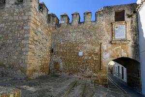 Stadt Stein Wände im das alt Stadt, Dorf von das Weiß schön Dorf von vejer de la Frontera im ein sonnig Tag, Cadiz Provinz, Andalusien, Spanien foto