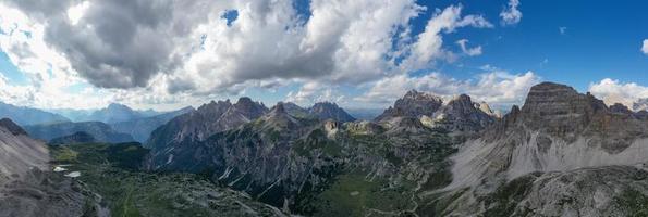 schön sonnig Tag im Dolomiten Berge. Aussicht auf tre cime di lavaredo - - drei berühmt Berg Spitzen Das ähneln Schornsteine. foto