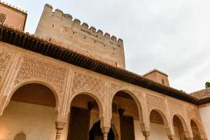 Granada, Spanien - - nov 29, 2021, kompliziert Einzelheiten von das Alhambra im Granada, Spanien im Andalusien. foto