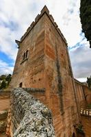 Aussicht von das torre de los Bilder, das Turm von das Spitzen mit das verallgemeinern im das Hintergrund im das Alhambra im Granada, Spanien. foto