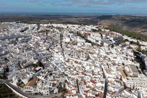 andalusisch Stadt, Dorf von vejer de la Frontera mit schön Landschaft auf auf ein sonnig Tag, Cadiz Provinz, andalusien. foto