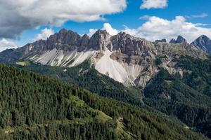 Antenne Landschaft von das Dolomiten und ein Aussicht von das nachher Geisler Berge im Italien. foto