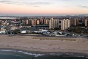 Antenne Aussicht entlang Coney Insel im Brooklyn, Neu York beim Sonnenaufgang. foto