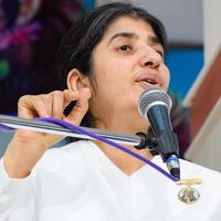 neu delhi, indien, 16. oktober 2022 - bk shivani während der meditationssitzung, shivani verma, besser bekannt als bk shivani, ist ein lehrer in der brahma kumaris spirituellen yoga- und meditationsbewegung in indien foto