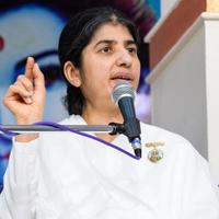 neu delhi, indien, 16. oktober 2022 - bk shivani während der meditationssitzung, shivani verma, besser bekannt als bk shivani, ist ein lehrer in der brahma kumaris spirituellen yoga- und meditationsbewegung in indien foto