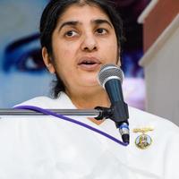 neu delhi, indien, 16. oktober 2022 - bk shivani während der meditationssitzung, shivani verma, besser bekannt als bk shivani, ist ein lehrer in der brahma kumaris spirituellen yoga- und meditationsbewegung in indien foto