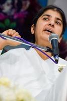 neu delhi, indien, 16. oktober 2022 - bk shivani während der meditationssitzung, shivani verma, besser bekannt als bk shivani, ist ein lehrer in der brahma kumaris spirituellen yoga- und meditationsbewegung in indien foto