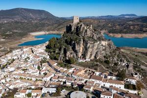 Schloss von zahara de la Sierra und zahara de la Sierra Dorf, ein berühmt Weiß Dorf im Cádiz, Spanien. foto