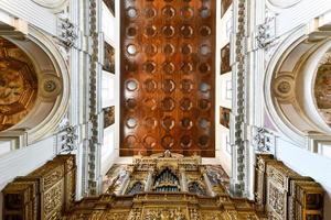 Neapel, Kampanien, Italien - - August 17, 2021, Innere von das 15 .. Jahrhundert Kirche von Santa Anna dei Lombardi foto