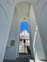 Kirche von das heilig Kreuz im das Stadt, Dorf von Kaufhaus, Santorium, Griechenland. foto