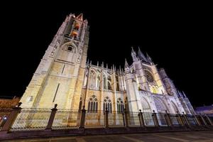 Main gotisch Fassade von Leon Kathedrale im das Abend, Spanien foto