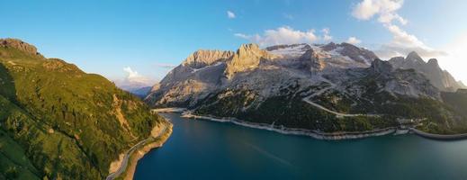 Lago Fedaia Fedaia See , fassa Schlucht, Trentino Alt Etsch, ein künstlich See und ein Damm in der Nähe von canazei Stadt, gelegen beim das Fuß von marmolada Massiv. Fedaia See ist das Provinz von Belluno, Italien. foto