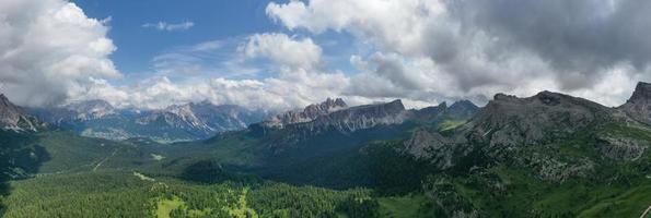 Panorama- Landschaft von das cinque Torri im das Dolomit Berge von Italien. foto