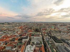 Wien, Österreich - - jul 18, 2021, Aussicht von das Wien Horizont mit st. Stephans Kathedrale Wien, Österreich foto