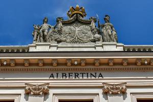 Wien, Österreich - - jul 18, 2021, Vorderseite Aussicht von Welt berühmt Albertine Museum Palais Palast im das Stadt Center von das österreichisch Hauptstadt mit Blau Himmel.