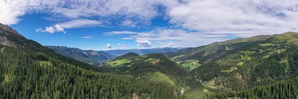 Farben von das Dolomiten im das Spaß Aussicht von das Senke im Süd- Tirol, Italien. Grün Gras, Berge und Blau Himmel. Sommer. foto