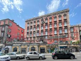 Neapel, Italien - - aug 16, 2021, Aussicht von Gebäude und der Verkehr entlang über Santa Da ist ein im Neapel, Italien. foto