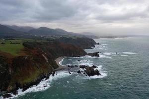 gueirua Strand, gelegen im Asturien, Spanien auf ein wolkig Tag. foto