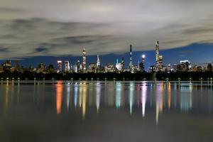 Manhattan Horizont Aussicht beim Nacht von zentral Park über das zentral Park Reservoir. foto