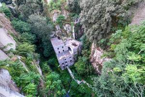 Senke von das Mühlen Ruinen im das Mitte von Sorrent, Italien foto