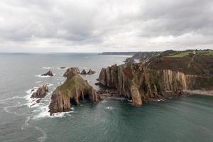 Stille Strand, silber-sandig Bucht unterstützt durch ein natürlich Felsen Amphitheater im Asturien, Spanien. foto