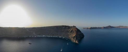 Aussicht von das Klippen von Thirasia im das Caldera von Santorin, Kykladen Inseln, Griechenland, Europa foto