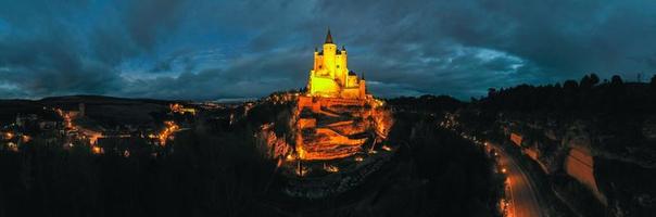 Alcazar Schloss im Segovia, Spanien. es ist ein mittelalterlich Schloss gelegen im das Stadt von Segovia, im Kastilien und Leon, Spanien. foto