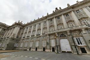 das königlich Palast Palacio echt im Madrid, Spanien während Winter. foto