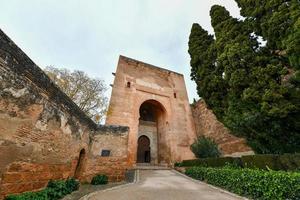 Tür von Gerechtigkeit beim Alhambra im Granada, Spanien. Tür von Gerechtigkeit hat gewesen das Süd- Eingang zu Alhambra seit 1348 während das Herrschaft von Yusuf ich. foto