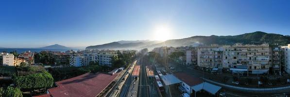 Panorama- Aussicht von das sorrento Zug Bahnhof beim Dämmerung im Sorrent, Italien foto