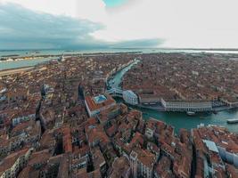 Antenne Aussicht von das alt venezianisch Dächer im Venedig, Italien. foto