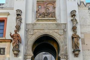 breit Winkel Aussicht von Portal el perdon oder das Tür von Vergebung von das Sevilla Kathedrale foto