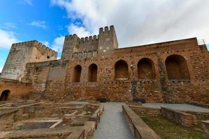 uralt befestigt gebrochen und Huldigung Türme von alcazaba Militär- Bereich von Alhambra Festung Granada, Andalusien, Spanien. foto