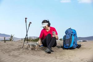 Reisen Frau mit Hund auf Strand foto
