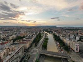 Wien, Österreich - - jul 18, 2021, Aussicht von das Donau Kanal und Wien Horizont im Wien, Österreich