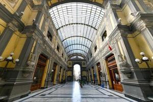 Neapel, Kampanien, Italien -August 16, 2021, Innere von das Galleria Prinzip di Napoli gebaut im das neunzehnte Jahrhundert im Freiheit Stil. foto