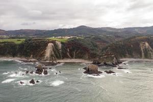 Stille Strand, silber-sandig Bucht unterstützt durch ein natürlich Felsen Amphitheater im Asturien, Spanien. foto