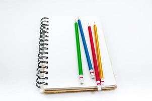 Notizbuch und bunt Bleistift auf Weiß Hintergrund foto