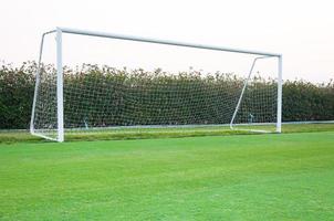 Tor Schuss von das Ecke im das Vorderseite ,Fußball Feld, leer Amateur Fußball Tor Beiträge und Netze foto