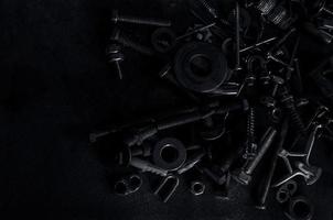 abstrakt von benutzt metallisch Knoten Schraube Nüsse und Nagel Schrauben auf dunkel Hintergrund foto