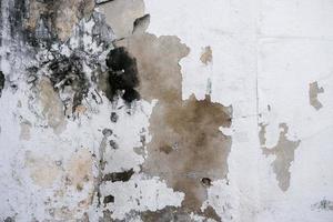 abstrakt Grunge Wände und Hintergründe alt Zement Wände mit schwarz Flecken auf das Oberfläche verursacht durch Feuchtigkeitspeeling Mauer Oberfläche mit Risse und Kratzer, alt Rau grau Zement Mauer Oberfläche foto
